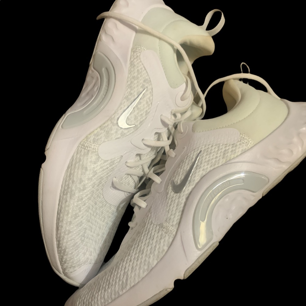NIKE RENEW IN SEASON TR WOMENS SHOE 9.5. Wore twice. white and silver